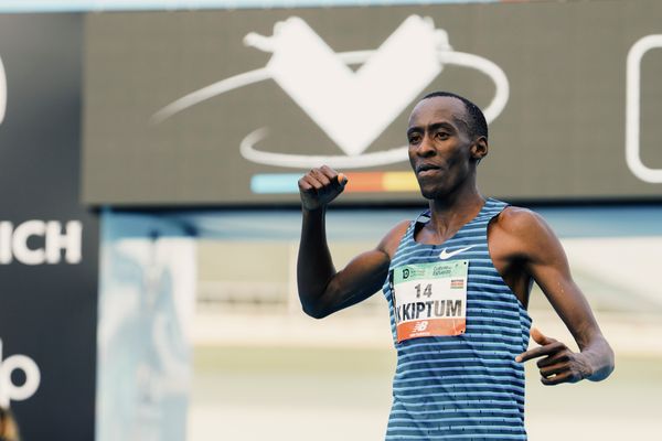 Kelvin Kiptum (KEN) gewinnt den Marathon mit Streckenrekord am 04.12.2022 beim 42th Valencia Marathon Trinidad Alfonso 2022