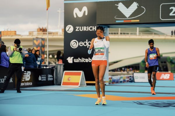 Enttäuschte Letesenbet Gidey (ETH) bei ihrem Marathon-Debuet auf der Zielgeraden am 04.12.2022 beim 42th Valencia Marathon Trinidad Alfonso 2022