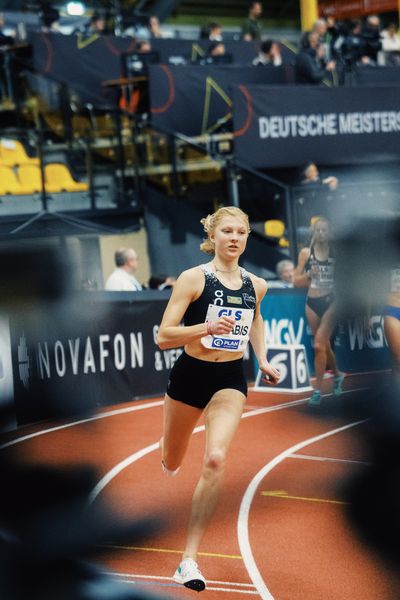 Jolanda Kallabis (FT 1844 Freiburg) bei den Deutschen Leichtathletik-Hallenmeisterschaften am 18.02.2023 in der Helmut-Koernig-Halle in Dortmund