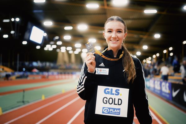 Kira Wittmann (LG Goettingen) mit der Goldmedaille bei den Deutschen Leichtathletik-Hallenmeisterschaften am 18.02.2023 in der Helmut-Koernig-Halle in Dortmund