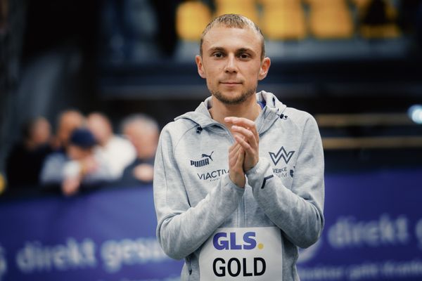 Nils Voigt (TV Wattenscheid 01) gewinnt Gold ueber 3000m bei den Deutschen Leichtathletik-Hallenmeisterschaften am 18.02.2023 in der Helmut-Koernig-Halle in Dortmund