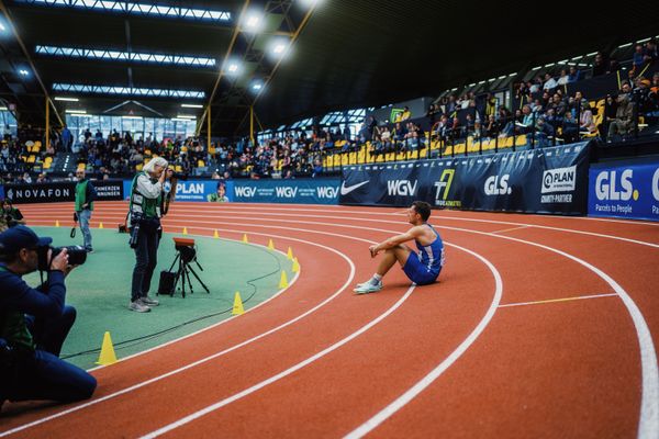 Iris Hensel fotografiert Marvin Schlegel (LAC Erdgas Chemnitz) nach dem 400 m Finale bei den Deutschen Leichtathletik-Hallenmeisterschaften am 19.02.2023 in der Helmut-Koernig-Halle in Dortmund
