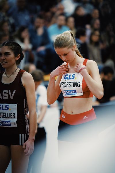 Marie Proepsting (VfL Eintracht Hannover) im 1500m Halbfinale bei den Deutschen Leichtathletik-Hallenmeisterschaften am 18.02.2023 in der Helmut-Koernig-Halle in Dortmund