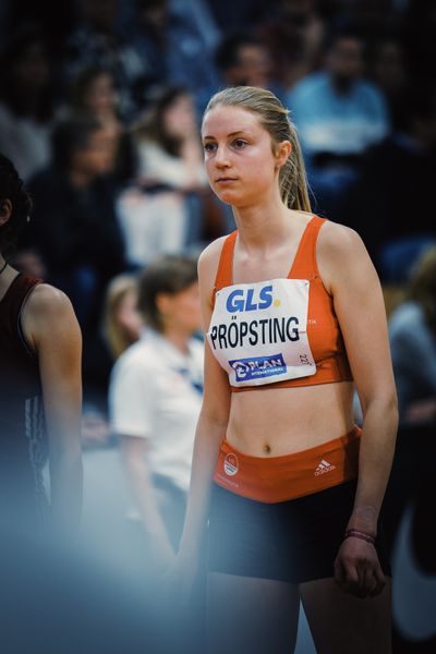 Marie Proepsting (VfL Eintracht Hannover) im 1500m Halbfinale bei den Deutschen Leichtathletik-Hallenmeisterschaften am 18.02.2023 in der Helmut-Koernig-Halle in Dortmund