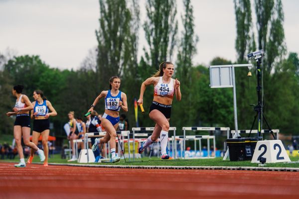 Sarah-Marie Eckerfeld (USC Freiburg), Charlotte Gnoth (StG Duesseldorf) am 29.04.2023 bei den deutschen Meisterschaften Langstaffel in Bietigheim-Bissingen