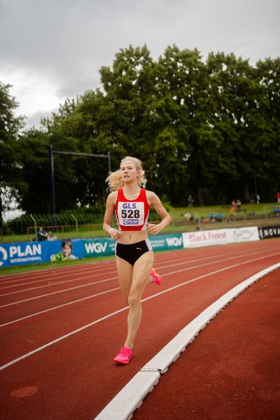 Leonie Kruse (LG Brillux Muenster) ueber 1500m am 01.07.2023 waehrend den deutschen U23 Leichtathletik-Meisterschaften im Jahnstadion in Göttingen