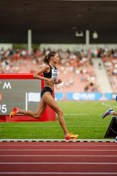 Esther Jacobitz (TK zu Hannover) ueber 5000m während der 113. Deutschen Leichtathletik-Meisterschaften am 08.07.2023 im Auestadion in Kassel