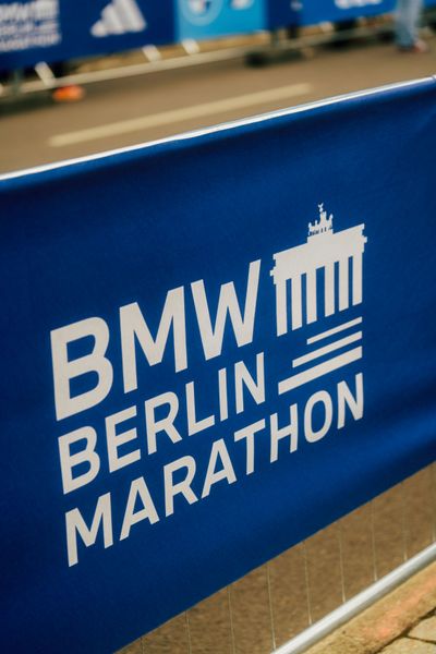 BMW Berlin Marathon Logo am 24.09.2023 beim Berlin Marathon in Berlin
