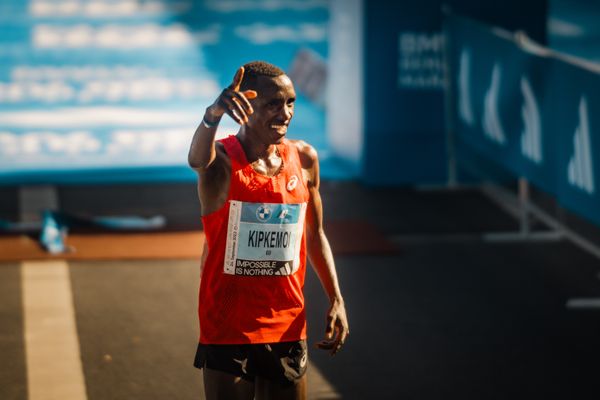 Vincent Kipkemoi (KEN/Kenya) auf den letzten Metern am 24.09.2023 beim Berlin Marathon in Berlin