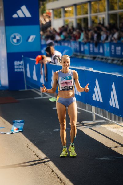 Domenika Mayer (GER/ Germany) im Ziel am 24.09.2023 beim Berlin Marathon in Berlin