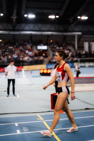 Carolin Bothe (LG Olympia Dortmund) vor dem 800m Vorlauf am 17.02.2024 während den 71. Deutschen Leichtathletik-Hallenmeisterschaften in der QUARTERBACK Immobilien ARENA in Leipzig