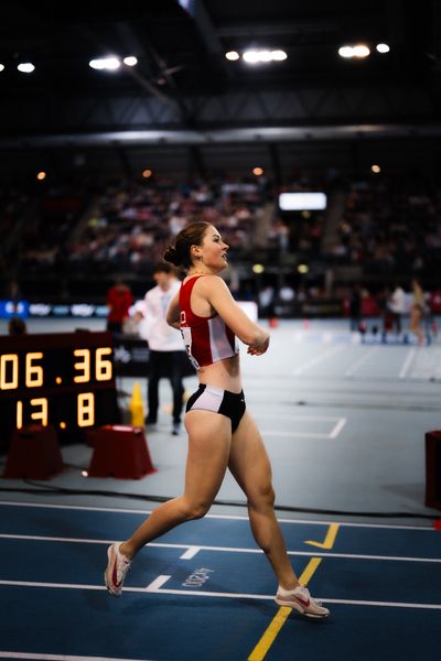 Carolin Bothe (LG Olympia Dortmund) im 800m Vorlauf am 17.02.2024 während den 71. Deutschen Leichtathletik-Hallenmeisterschaften in der QUARTERBACK Immobilien ARENA in Leipzig