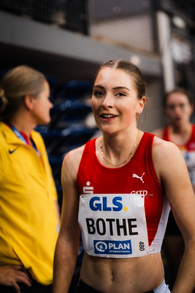 Carolin Bothe (LG Olympia Dortmund) nach dem 800m Vorlauf am 17.02.2024 während den 71. Deutschen Leichtathletik-Hallenmeisterschaften in der QUARTERBACK Immobilien ARENA in Leipzig