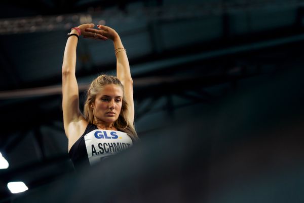 Alica Schmidt (SCC Berlin) vor dem 400m Vorlauf am 17.02.2024 während den 71. Deutschen Leichtathletik-Hallenmeisterschaften in der QUARTERBACK Immobilien ARENA in Leipzig