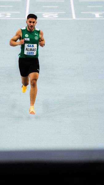 Florian Kroll (LG Osnabrück) vor dem 800m Lauf am 17.02.2024 während den 71. Deutschen Leichtathletik-Hallenmeisterschaften in der QUARTERBACK Immobilien ARENA in Leipzig