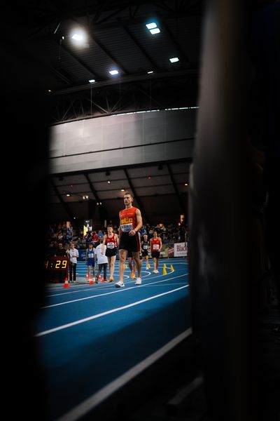 Artur Beimler (Braunschweiger Laufclub) vor dem 1500m Start am 18.02.2024 während den 71. Deutschen Leichtathletik-Hallenmeisterschaften in der QUARTERBACK Immobilien ARENA in Leipzig