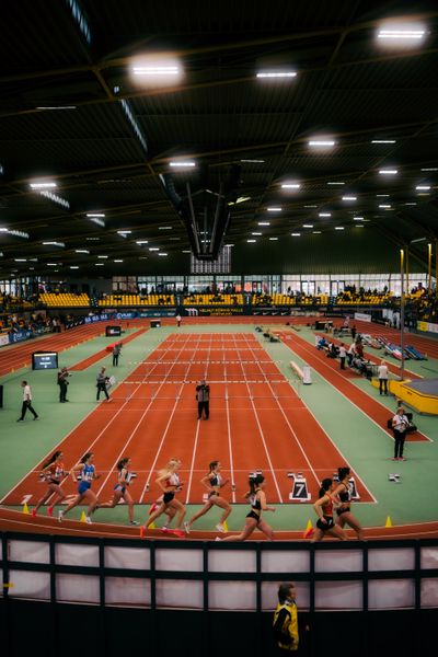 1500m der weiblichen U20 waehrend der 55. Deutsche Jugend-Hallenmeisterschaften U20 am 24.02.2024 in der Helmut-Körnig-Halle in Dortmund