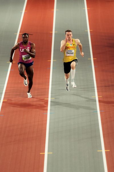 Noah Lyles (USA/United States of America), Aleksandar Askovic (GER/Germany) am 01.03.2024 bei den World Athletics Indoor Championships in Glasgow (Schottland / Vereinigtes Königreich)
