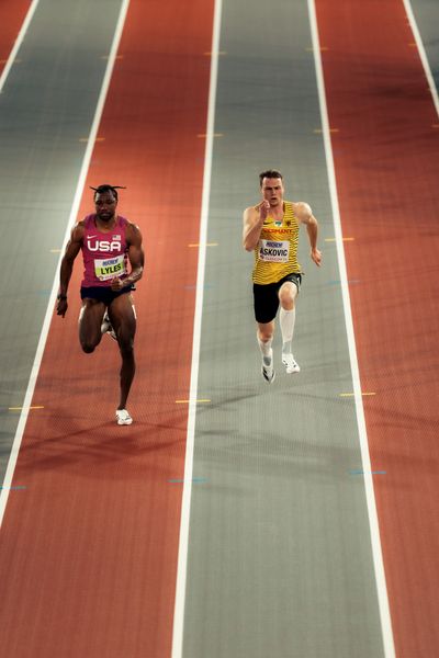 Noah Lyles (USA/United States of America), Aleksandar Askovic (GER/Germany) am 01.03.2024 bei den World Athletics Indoor Championships in Glasgow (Schottland / Vereinigtes Königreich)