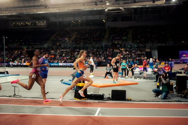 Femke Bol (NED/NEtherlands), Alexis Holmes (USA/United States of America) im 400m Halbfinale am 01.03.2024 bei den World Athletics Indoor Championships in Glasgow (Schottland / Vereinigtes Königreich)