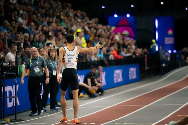 Jonathan Sacoor (BEL/Belgium) beschwert sich beim Wettkampfrichter am 03.03.2024 bei den World Athletics Indoor Championships in Glasgow (Schottland / Vereinigtes Königreich)