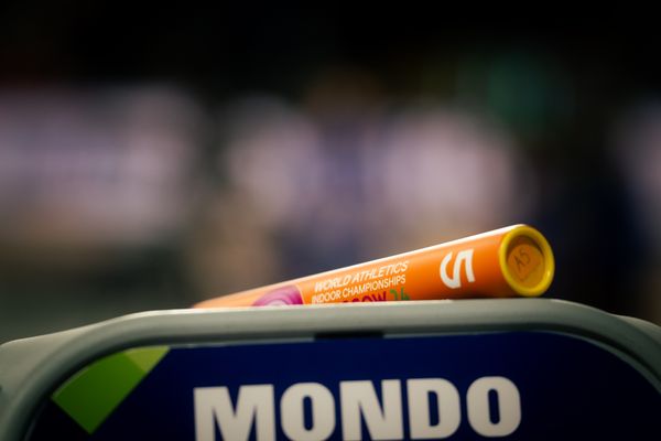 Staffelstab auf Mondo-Startbox am 03.03.2024 bei den World Athletics Indoor Championships in Glasgow (Schottland / Vereinigtes Königreich)