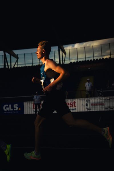 Jonas Kulgemeyer (OTB Osnabrück) am 28.06.2024 beim 5000m Lauf bei den deutschen Leichtathletik-Meisterschaften 2024 im Eintracht-Stadion in Braunschweig