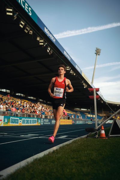 Jona Bodirsky (TSV 05 Rot) am 28.06.2024 beim 5000m Lauf bei den deutschen Leichtathletik-Meisterschaften 2024 im Eintracht-Stadion in Braunschweig