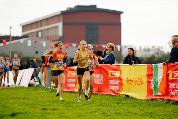 Ada Werner (Germany), Emma Mendez (Spain) am 08.12.2024 bei den Crosslauf-Europameisterschaften in Antalya