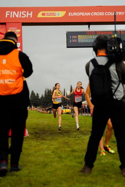 Julia Ehrle (Germany) und Sofia Thøgersen (Denmark)beim Zielsprint am 08.12.2024 bei den Crosslauf-Europameisterschaften in Antalya