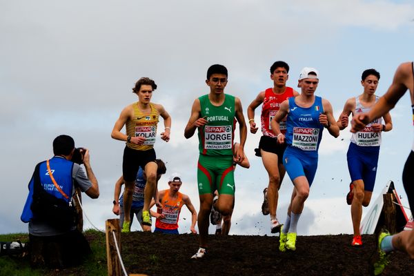 Elias Kolar (Germany), Tiago Jorge (Portugal), Leonardo Mazzoni (Italy), Alex Hulka (Slovakia) am 08.12.2024 bei den Crosslauf-Europameisterschaften in Antalya
