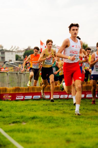 Tobias Tent (Germany) vor Alex Pintado (Spain) am 08.12.2024 bei den Crosslauf-Europameisterschaften in Antalya