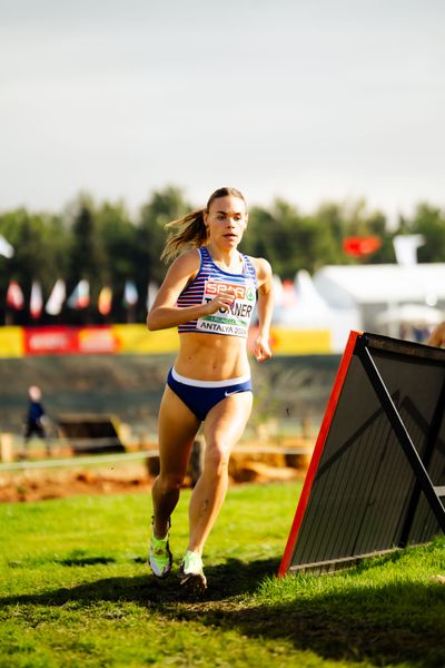 Elise Thorner (Great Britain) am 08.12.2024 bei den Crosslauf-Europameisterschaften in Antalya