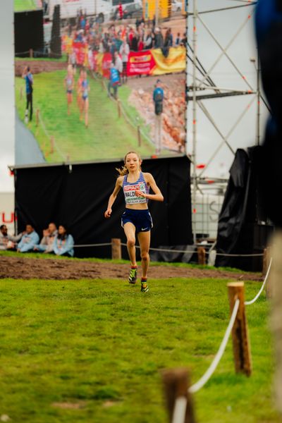 Mia Waldmann (Great Britain) am 08.12.2024 bei den Crosslauf-Europameisterschaften in Antalya