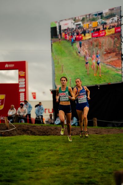 Laura Mooney (Ireland), Camille Place (France) am 08.12.2024 bei den Crosslauf-Europameisterschaften in Antalya