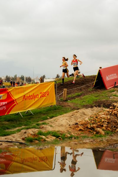 Blanka Dörfel (Germany), Pelinsu Şahin (Turkey) am 08.12.2024 bei den Crosslauf-Europameisterschaften in Antalya