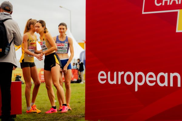Konstanze Klosterhalfen (Germany), Hanna Klein (Germany), Abbie Donnelly (Great Britain) am 08.12.2024 bei den Crosslauf-Europameisterschaften in Antalya