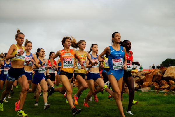 Konstanze Klosterhalfen (Germany), Carolina Robles (Spain), Nadia Battoletti (Italy) am 08.12.2024 bei den Crosslauf-Europameisterschaften in Antalya