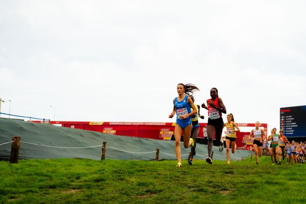 Nadia Battoletti (Italy), Yasemin Can (Turkey) am 08.12.2024 bei den Crosslauf-Europameisterschaften in Antalya