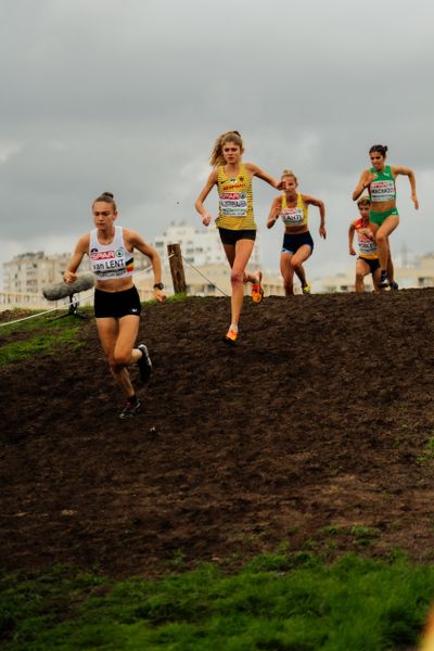 Jana Van Lent (Belgium), Konstanze Klosterhalfen (Germany), Sarah Lahti (Sweden), Mariana Machado (Portugal) am 08.12.2024 bei den Crosslauf-Europameisterschaften in Antalya