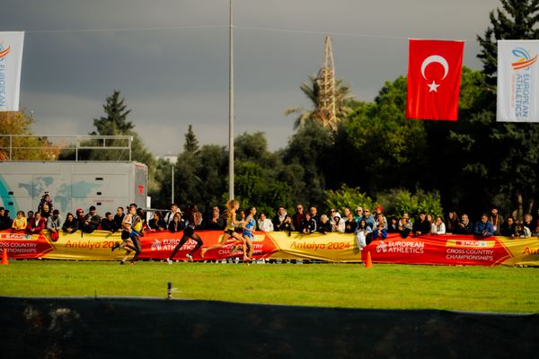 Konstanze Klosterhalfen (Germany), Nadia Battoletti (Italy), Yasemin Can (Turkey) am 08.12.2024 bei den Crosslauf-Europameisterschaften in Antalya