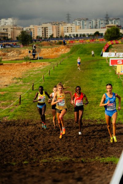Delvine Relin Meringor (Romania), Konstanze Klosterhalfen (Germany), Yasemin Can (Turkey), Nadia Battoletti (Italy) am 08.12.2024 bei den Crosslauf-Europameisterschaften in Antalya