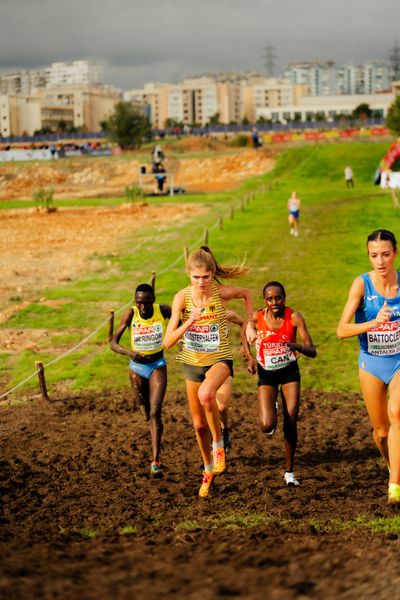 Delvine Relin Meringor (Romania), Konstanze Klosterhalfen (Germany), Yasemin Can (Turkey), Nadia Battoletti (Italy) am 08.12.2024 bei den Crosslauf-Europameisterschaften in Antalya