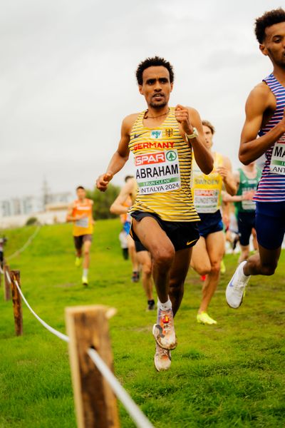 Joshua Abraham (France) am 08.12.2024 bei den Crosslauf-Europameisterschaften in Antalya