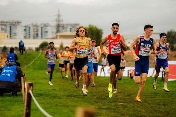 Markus Görger (Germany), Abdullah Tugluk (Turkey), Magnus Tuv Myhre (Norway) am 08.12.2024 bei den Crosslauf-Europameisterschaften in Antalya