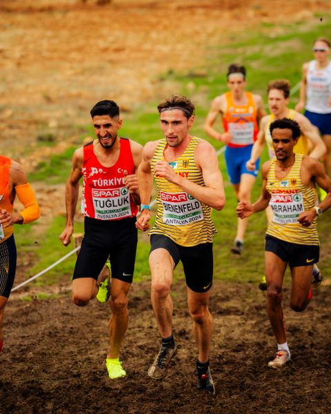 Abdullah Tugluk (Turkey), Davor Aaron Bienenfeld (Germany), Filimon Abraham (Germany) am 08.12.2024 bei den Crosslauf-Europameisterschaften in Antalya