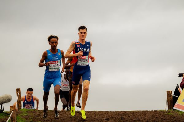 Yemaneberhan Crippa (Italy), Jakob Ingebrigtsen (Norway) am 08.12.2024 bei den Crosslauf-Europameisterschaften in Antalya