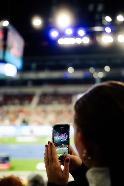 Eine Zuschauerin macht ein Video mit ihrem Handy beim ISTAF Indoor Düsseldorf am 09.02.2025 im PSD Bank Dome in Düsseldorf