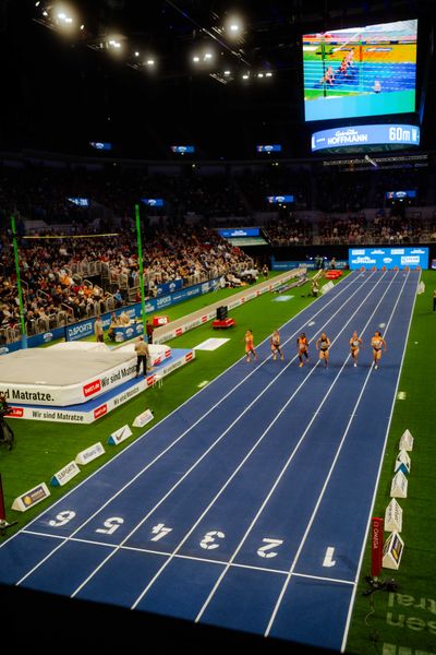 60 m Finale der Frauen mit Bianca Williams (GBR), Amy Hunt (GBR), Geraldine Frey (SUI), Rani Rosius (BEL), Sophia Junk (GER), Boglarka Takacs (HUN) beim ISTAF Indoor Düsseldorf am 09.02.2025 im PSD Bank Dome in Düsseldorf