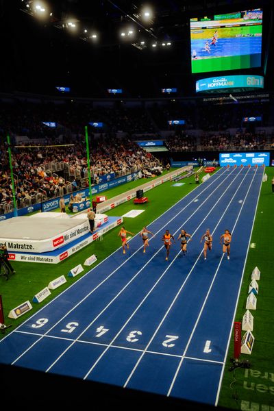 60 m Finale der Frauen mit Bianca Williams (GBR), Amy Hunt (GBR), Geraldine Frey (SUI), Rani Rosius (BEL), Sophia Junk (GER), Boglarka Takacs (HUN) beim ISTAF Indoor Düsseldorf am 09.02.2025 im PSD Bank Dome in Düsseldorf